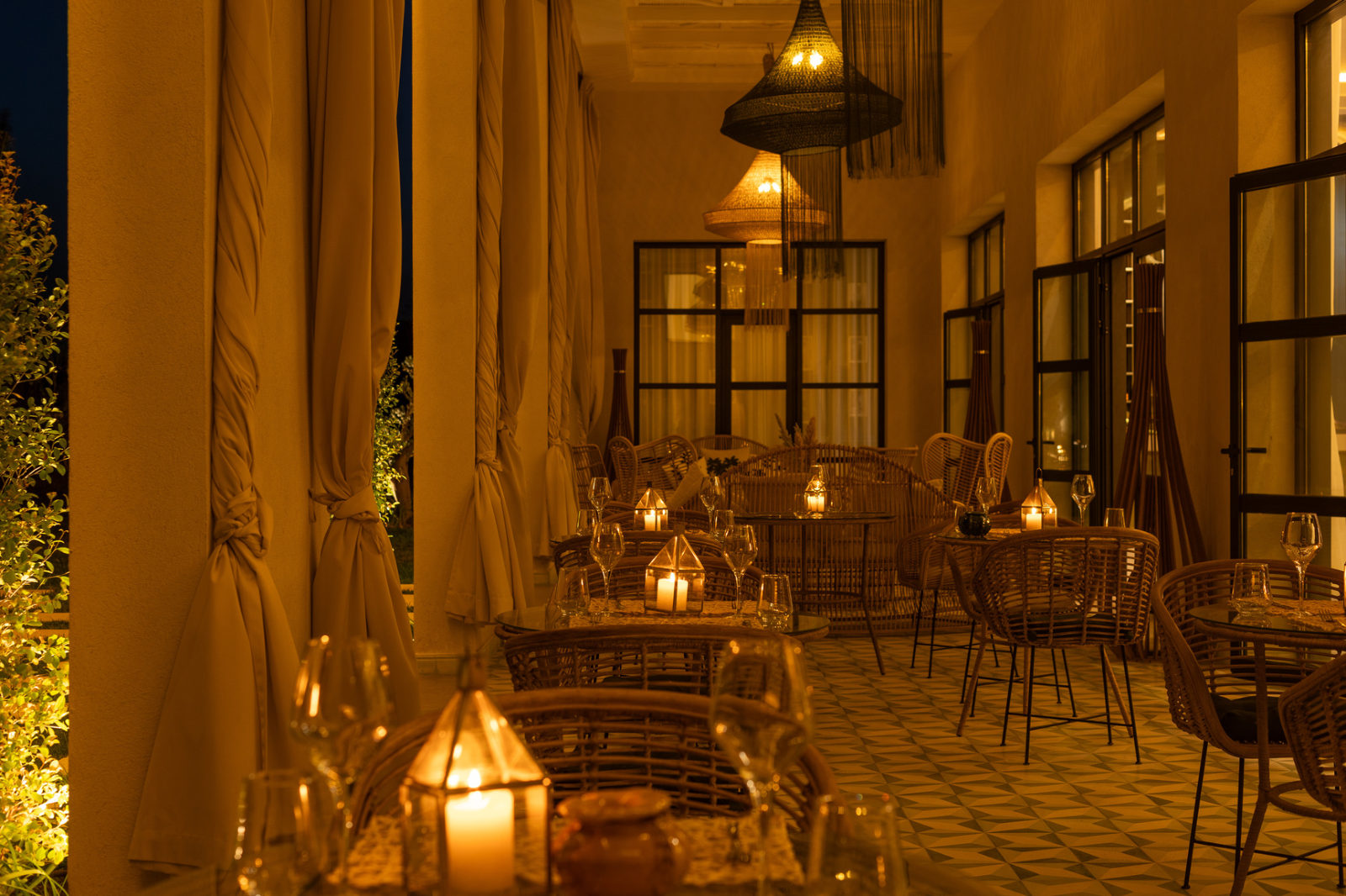 Une table éclairée aux chandelles au Yin
